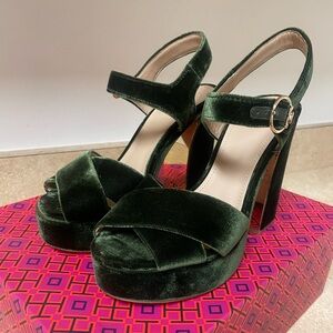 New with box! Tory Burch Loretta Platform Sandal in Banana Leaf 6.5 US